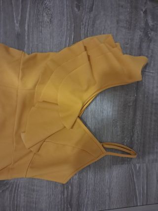 Vestido amarillo con volantes