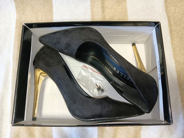 Zapatos de fiesta ante negro tacón dorado T37.