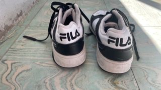 Zapatillas Fila Negras y Blancas