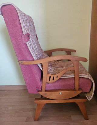 Mecedora y reposapiés de tela y madera