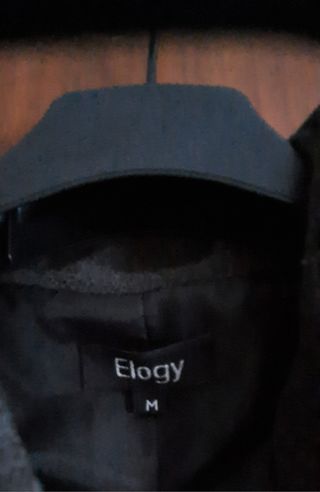 Abrigo elegante mujer gris