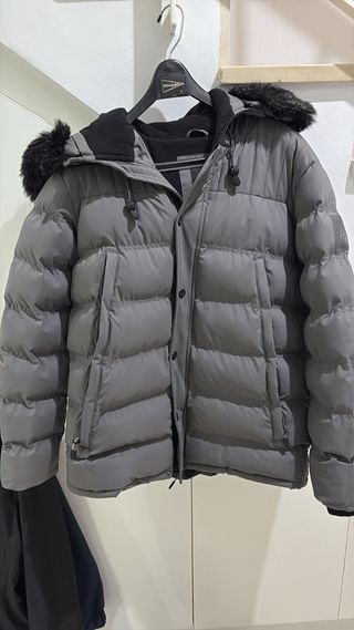 Plumífero hombre gris con capucha forrada 