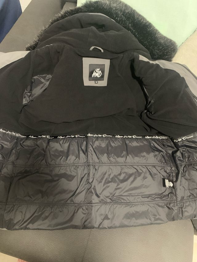 Plumífero hombre gris con capucha forrada