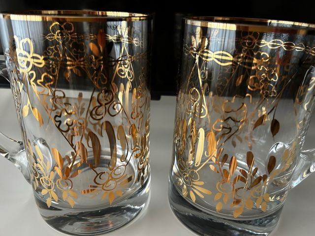 Jarras de cristal con motivos dorados