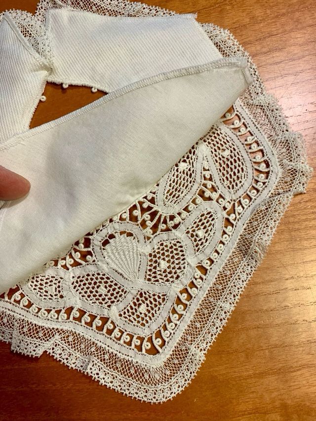 Cuello de encaje para bebé