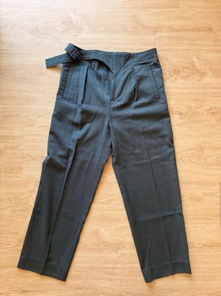 Pantalones grises con cinturón de Zara
