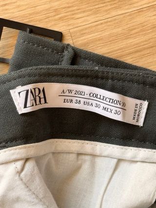 Pantalones grises con cinturón de Zara