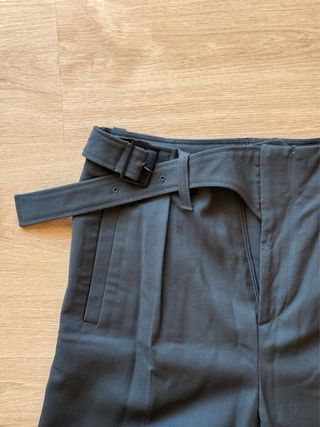 Pantalones grises con cinturón de Zara
