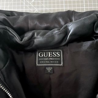 Cazadora GUESS negra, acolchada invierno – T. XXS
