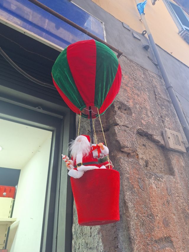 Babbo Natale con mongolfiera decorativa