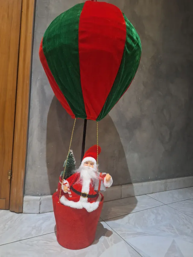 Babbo Natale con mongolfiera decorativa