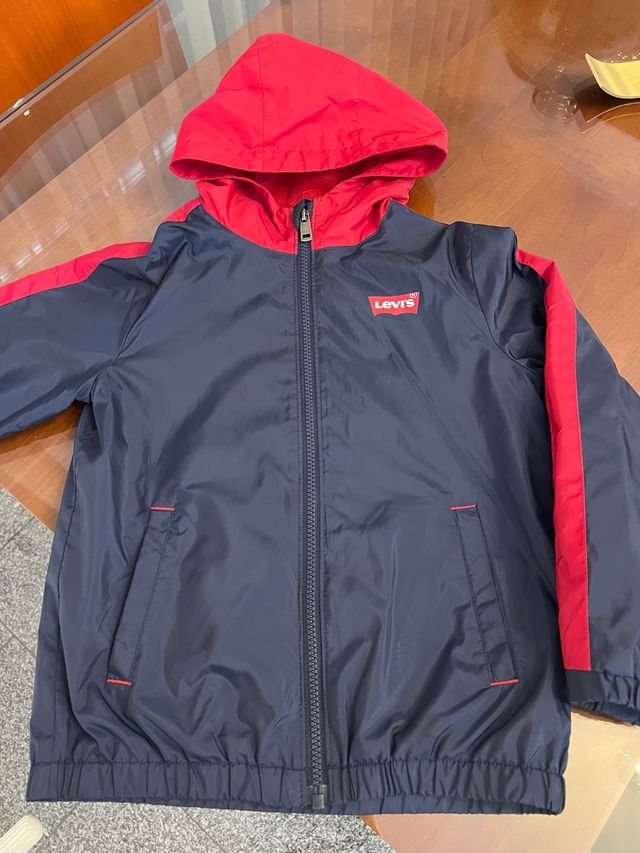 Corta-vento Levi’s azul e vermelho