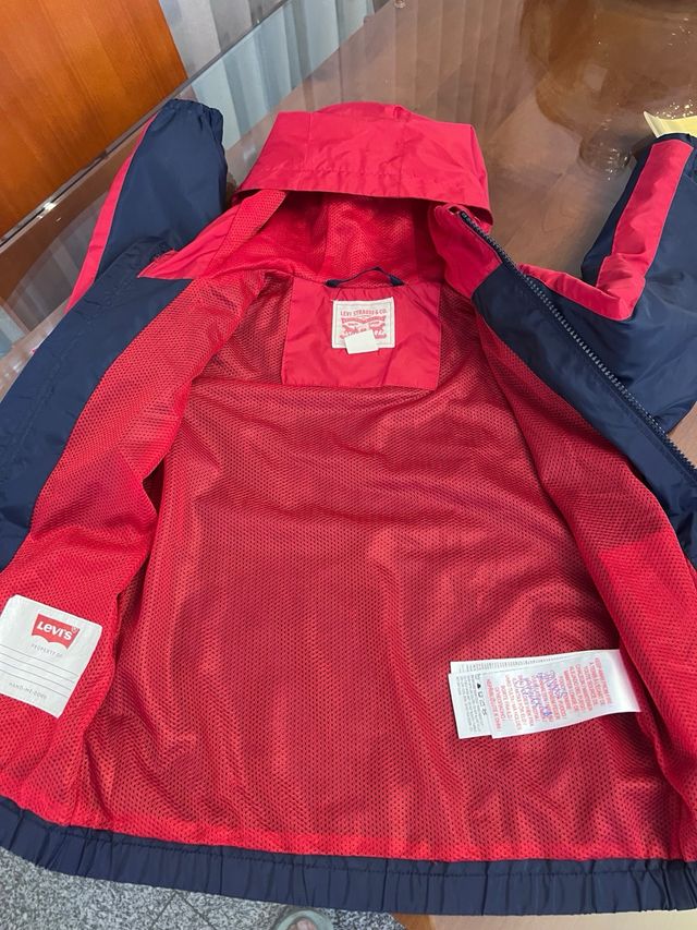 Corta-vento Levi’s azul e vermelho