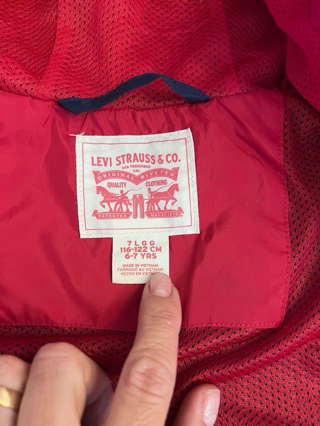 Corta-vento Levi’s azul e vermelho