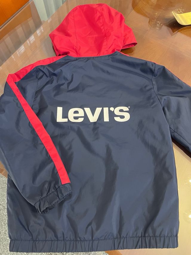 Corta-vento Levi’s azul e vermelho