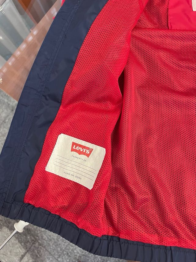 Corta-vento Levi’s azul e vermelho