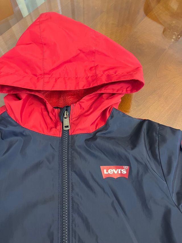 Corta-vento Levi’s azul e vermelho
