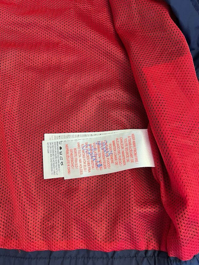 Corta-vento Levi’s azul e vermelho
