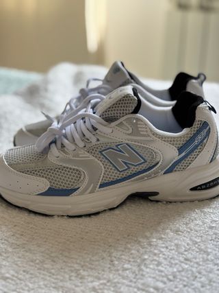 Deportivas Blancas y Azules New Balance 
