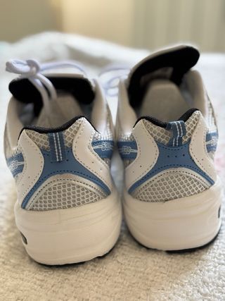 Deportivas Blancas y Azules New Balance 
