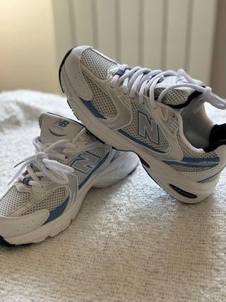 Deportivas Blancas y Azules New Balance 
