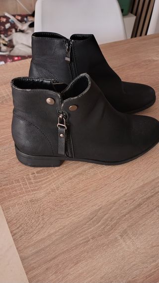 Botines negros con cremallera