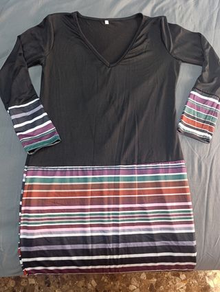 Vestido negro con rayas multicolor