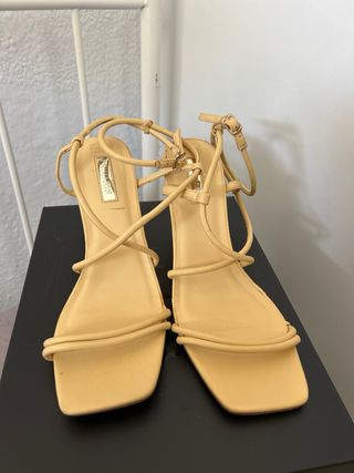 Sandalias tacón cuña Primark amarillas