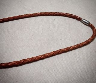 Collar de cuero trenzado