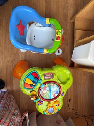 Asiento bañera bebé y mesa actividades