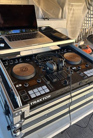 Mesa de mezclas Traktor S4 MK3