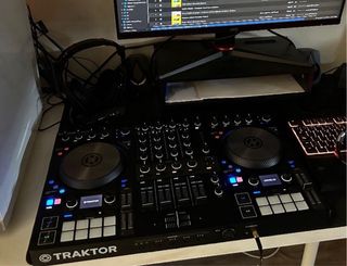 Mesa de mezclas Traktor S4 MK3