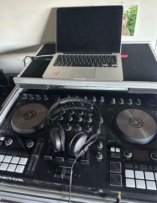 Mesa de mezclas Traktor S4 MK3