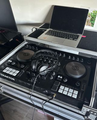 Mesa de mezclas Traktor S4 MK3