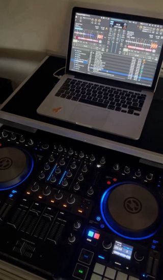 Mesa de mezclas Traktor S4 MK3
