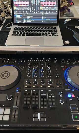 Mesa de mezclas Traktor S4 MK3