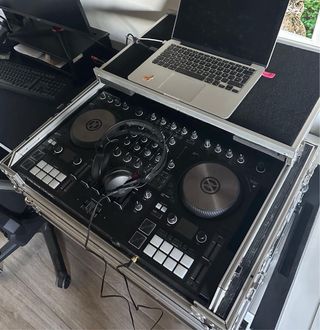 Mesa de mezclas Traktor S4 MK3