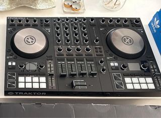 Mesa de mezclas Traktor S4 MK3
