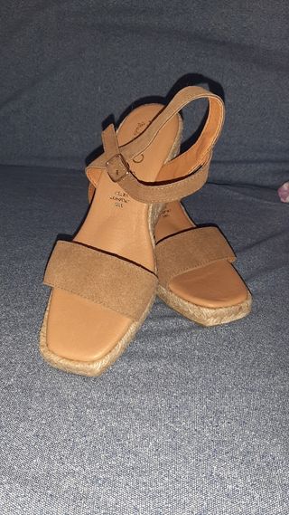 Sandalias cuña beige y marrón