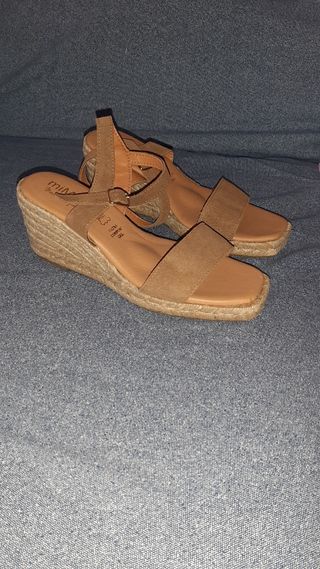 Sandalias cuña beige y marrón