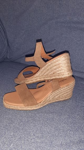 Sandalias cuña beige y marrón