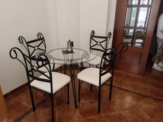 Muebles de salón: mesa, sillas, sofá , mesa centro
