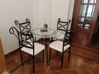 Muebles de salón: mesa, sillas, sofá , mesa centro