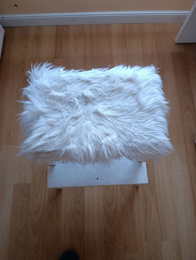 Banqueta blanca peluda