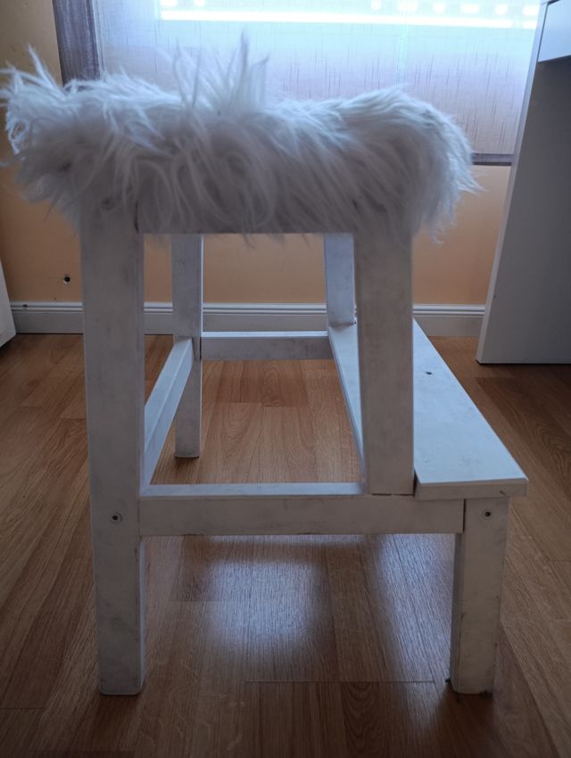 Banqueta blanca peluda