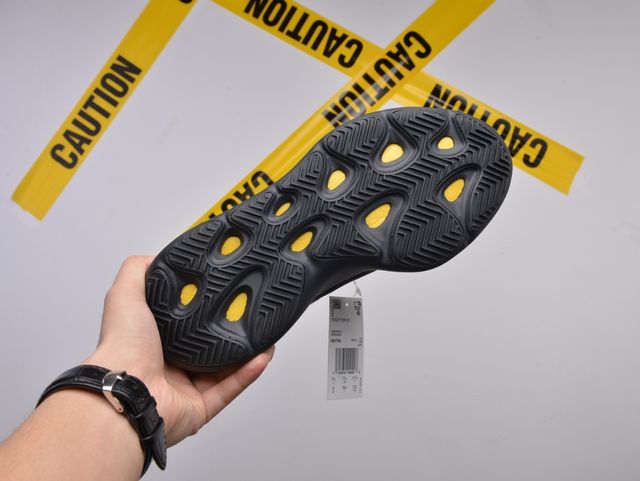 Adidas Yeezy 700 V3 Negro