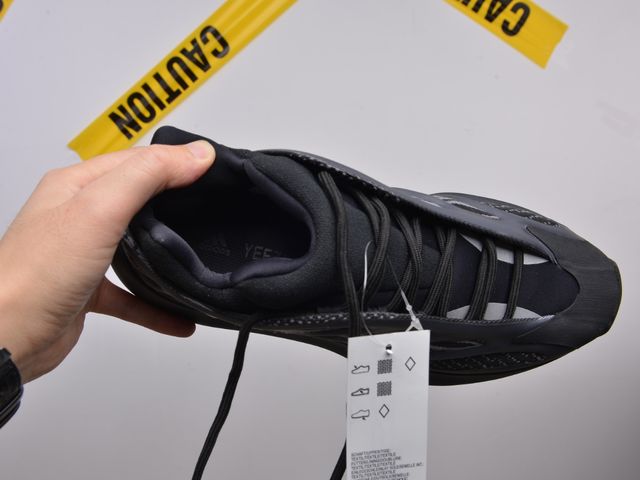 Adidas Yeezy 700 V3 Negro