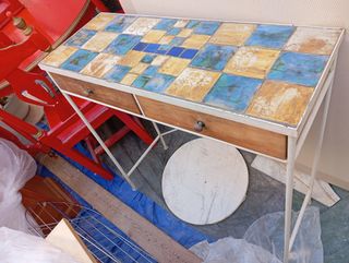 Mesa auxiliar rústica con azulejos