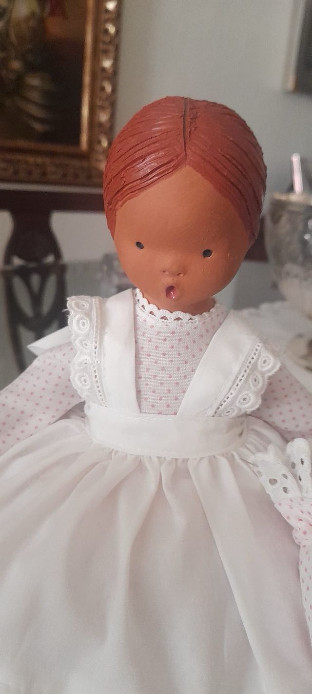 Figura muñeca antigua con secreto