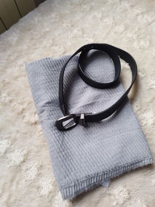 Bufanda gris y cinturón negro